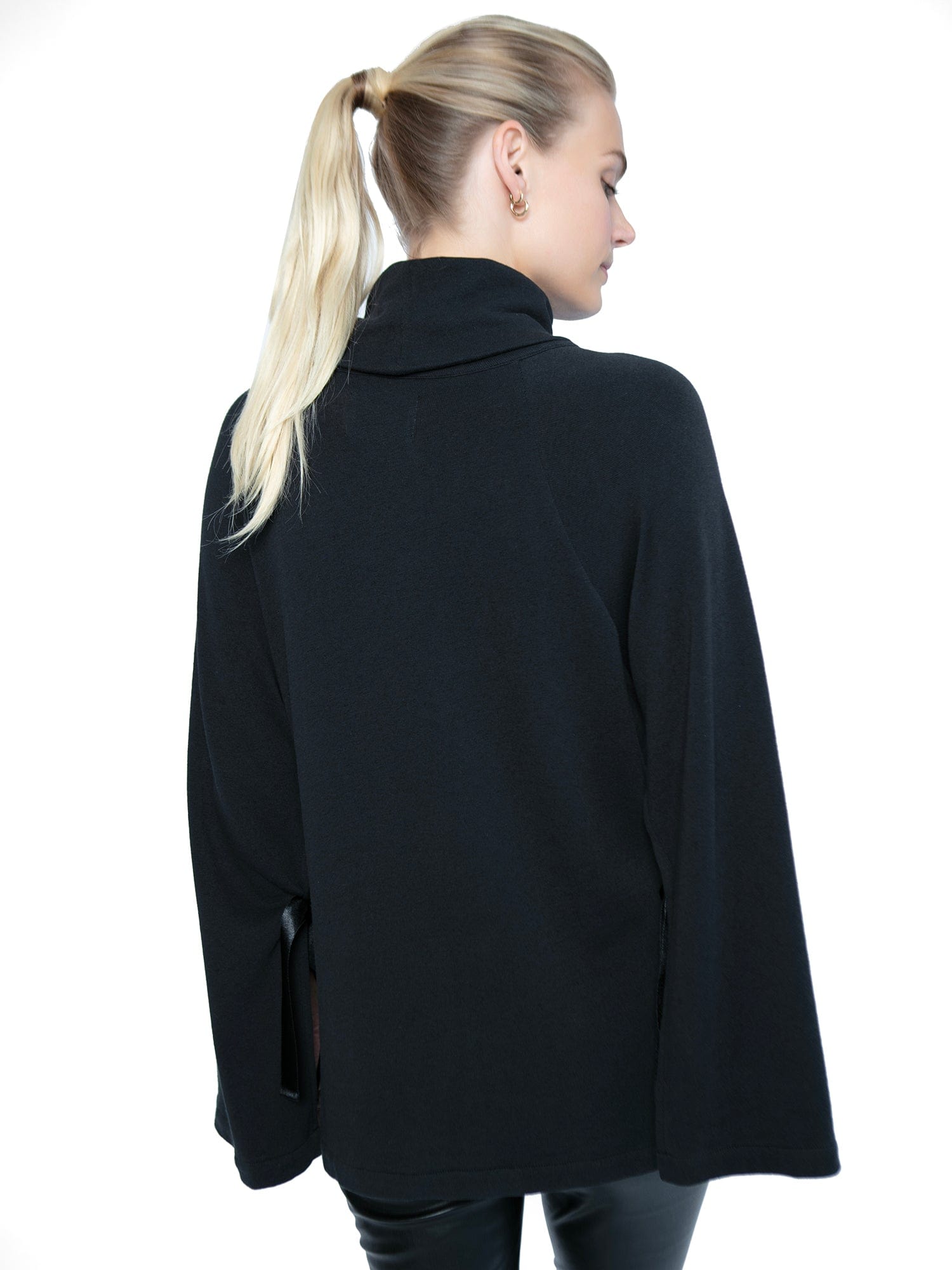 InEmergence  Turtle Knit Weightless Cape - Black