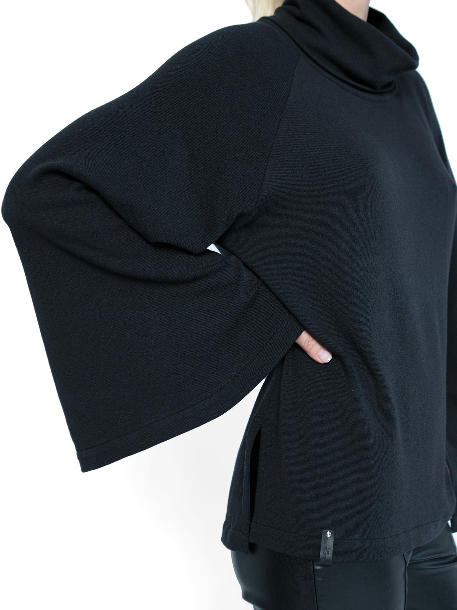 InEmergence  Turtle Knit Weightless Cape - Black